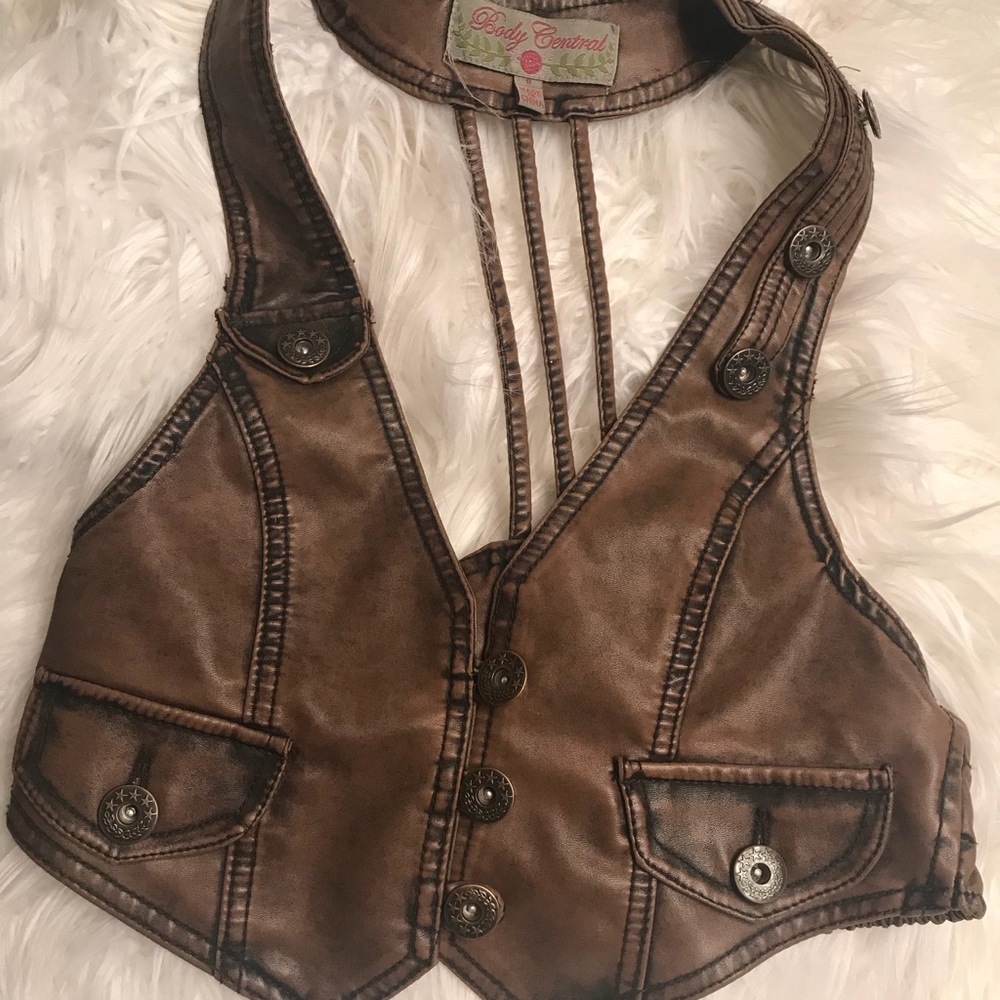 Cute brown vest! 🤠